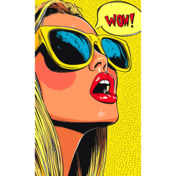 Ilustración vectorial estilo pop art retro de una mujer con gafas de sol amarillas y labios rojos diciendo wow sobre fondo amarillo con puntos