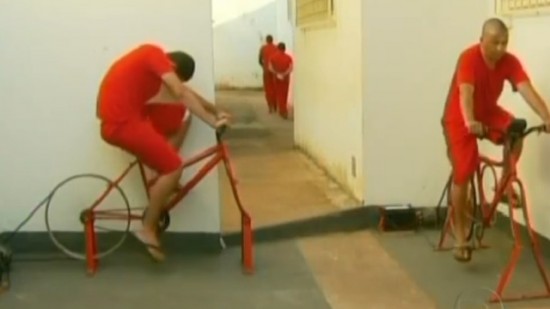 presos brasileños pedaleando